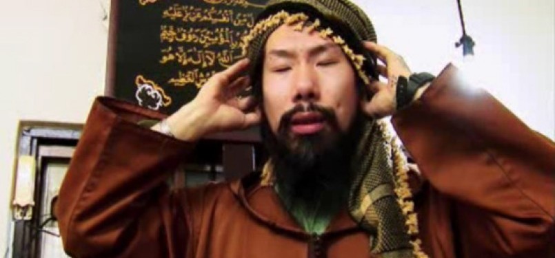 Seorang Muslim Jepang tengah mengumandangkan azan.