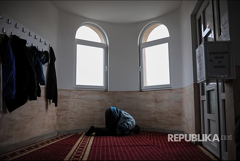 Seorang muslim menunaikan shalat di sebuah masjid sementara di Distrik Zemun, Beograd, Serbia. Populasi muslim di Serbia mencapai 230ribu setara 3,1 persen dari jumlah total penduduk Serbia. 