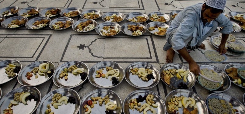 Seorang Muslim Pakistan mempersiapkan tajil berbuka puasa bersama di sebuah masjid di Karachi pada hari pertama Ramadhan. Di Pakistan, Ramadhan hari pertama jatuh pada 2 Agustus.