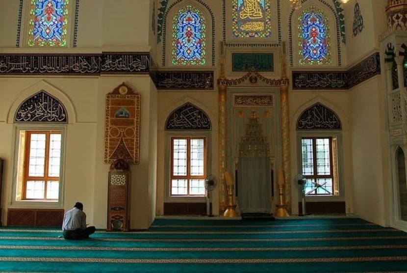 Meski Populasi Naik, Muslim Jepang Kekurangan Pemakaman. Seorang Muslim saat beribadah di salah satu masjid di Kota Tokyo, Jepang.