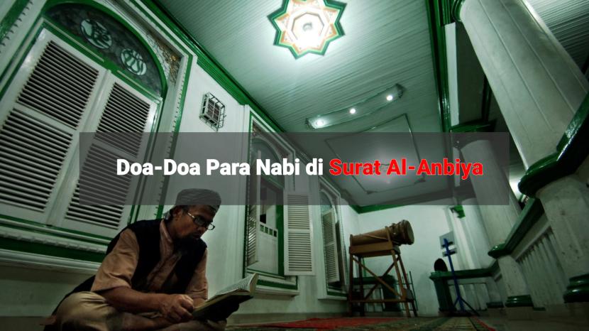 Seorang Muslim tengah membaca Alquran