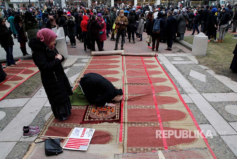 Muslimah asal Turki tengah shalat di sela unjuk rasa menolak kebijakan Trump yang melarang pendatang muslim ke Amerika di Boston (Ilustrasi)