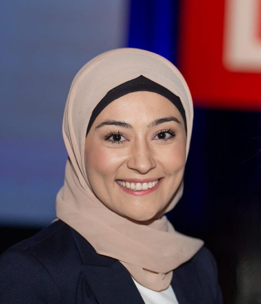 Seorang Muslimah Australia, Fatima Payman baru saja memenangkan kursi Senat keenam dan terakhir di Australia Barat. Dia menjadi orang Afghanistan-Australia pertama dan wanita Muslim berjilbab pertama di parlemen. Fatima Payman, Muslimah Berhijab Pertama di Parlemen Australia