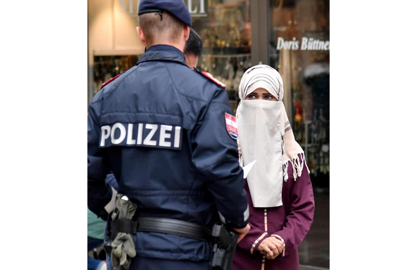 Seorang muslimah dipaksa membuka cadar oleh petugas kepolisian Austria.