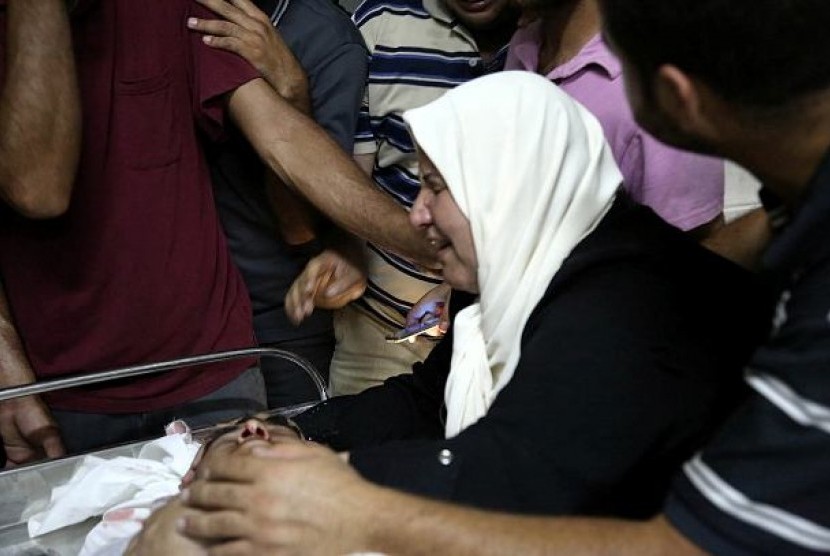 seorang muslimah gaza menangisi putranya yang menjadi korban kebiadaban zionis israel