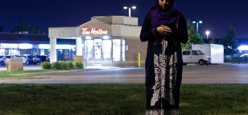  Seorang Muslimah Kanada mendirikan shalat di dekat kedai kopi Tim Hortons di Toronto, Ontario, Kanada. (ilustrasi)
