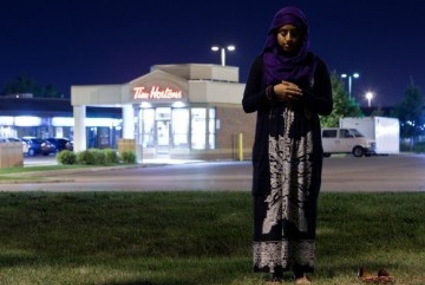  Seorang Muslimah Kanada mendirikan shalat di dekat kedai kopi Tim Hortons di Toronto, Kanada. (ilustrasi)