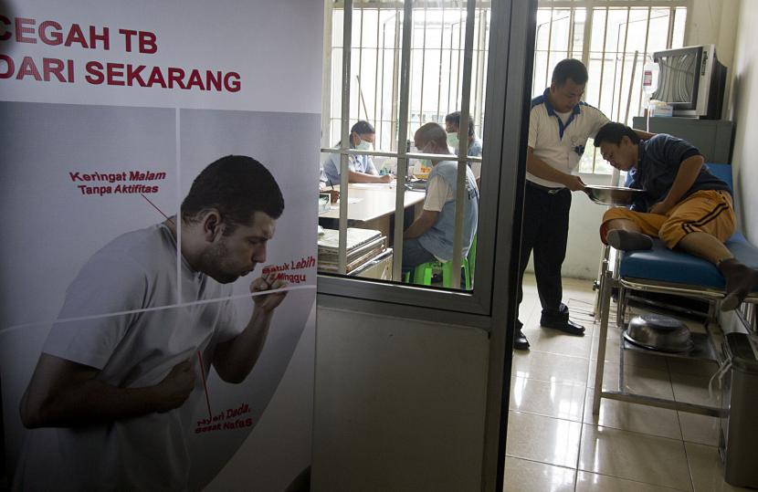 Seorang narapidana menjalani pemeriksaan pada poliklinik yang terdapat di Rumah Tahanan Cipinang, Jakarta