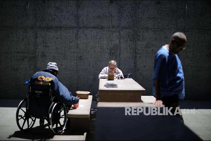 Seorang narapidana duduk di salah satu blok penjara di California Health Care Facility, Kalifornia. Negara bagian Kalifornia akan membebaskan 8.000 tahanan dari lembaga permasyarakatan demi menekan penyebaran Covid-19 dalam penjara. 