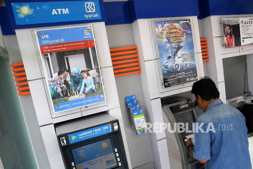 Seorang nasabah melakukan transaksi menggunakan ATM Bank BRI Syariah. (Ilustrasi)