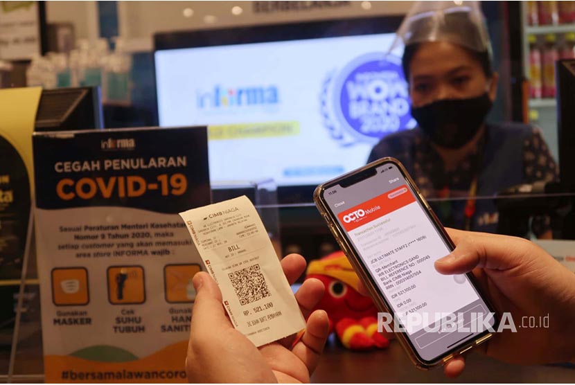 Seorang nasabah memperlihatkan bukti pembayaran menggunakan Scan QRIS OCTO Mobile di salah satu pusat retail furnishings di Jakarta, Jumat (27/11). PT Bank CIMB Niaga Tbk memberikan layanan perbankan melalui kantor cabang digital yang tersebar di pusat perbelanjaan, perkantoran, kampus, dan kawasan residensial.