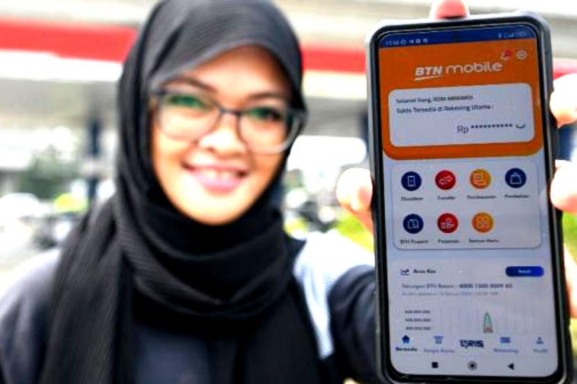  Seorang nasabah menunjukkan aplikasi BTN Mobile di Jakarta, Selasa (6/6/2023). Sejak awal tahun 2023 hingga 30 April 2023 akumulasi transaksi BTN Mobile mencapai lebih dari Rp 6,8 triliun. Aplikasi BTN Mobile meraih apresiasi sebagai 3 besar aplikasi Mobile Banking dengan performa terbaik di ajang Bank Service Excellence Monitor 2023 versi MRI.