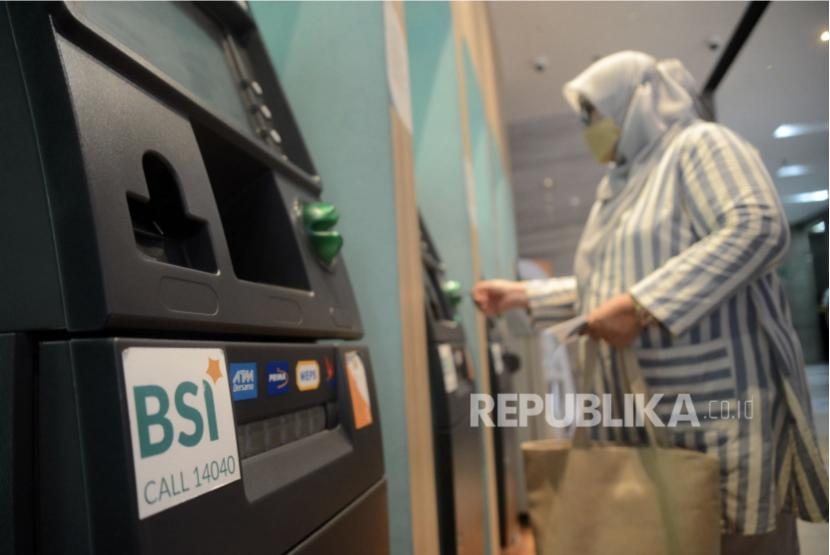 Seorang nasabah tengah bertansaksi di Ajungan Tunai Mandiri (ATM) Bank BSI.