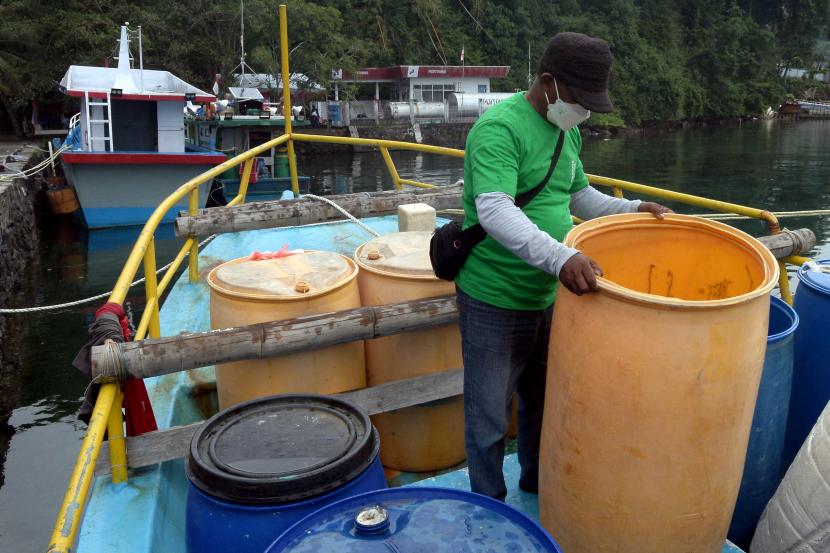 Seorang nelayan bersiap melakukan persiapan pengisian BBM subsidi di Stasiun Pengisian Bahan bakar Umum (SPBU) Nelayan.