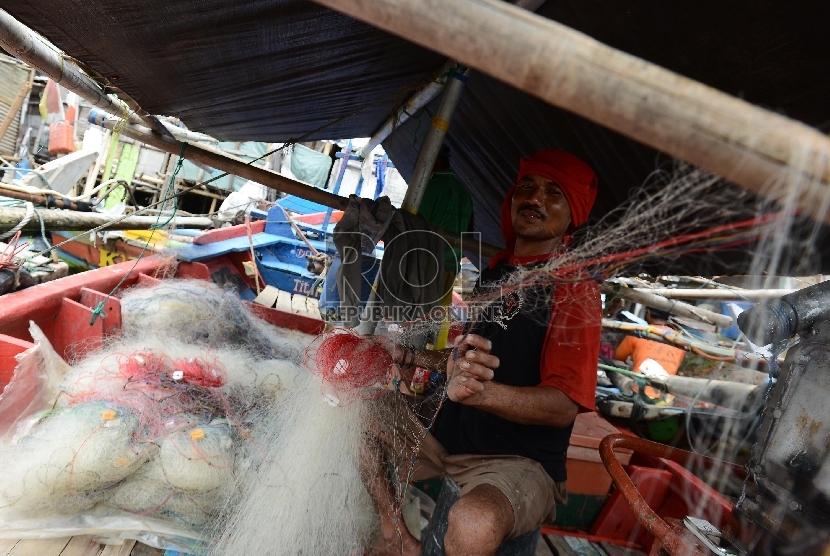  Seorang nelayan menata jaring diatas kapalnya di Pelabuhan Muara Angke, Jakarta Utara, Selasa(7/4).  (Republika/Raisan Al Farisi)