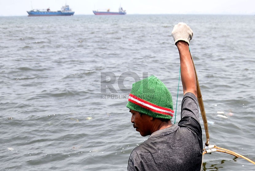  Seorang nelayan mencari udang rebon di wilayah pesisir pantai Jakarta Utara, Selasa (8/10).  (Republika/Prayogi)