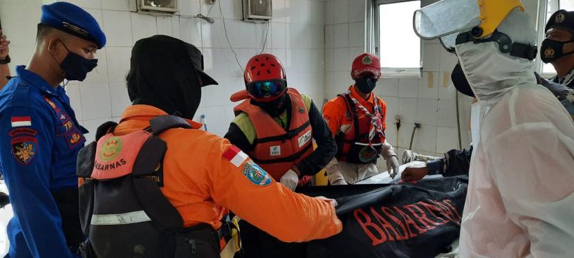 Seorang nelayan yang dievakuasi tim SAR gabungan di Perairan Selatan Kabupaten Sukabumi, Selasa (15/2/2022).