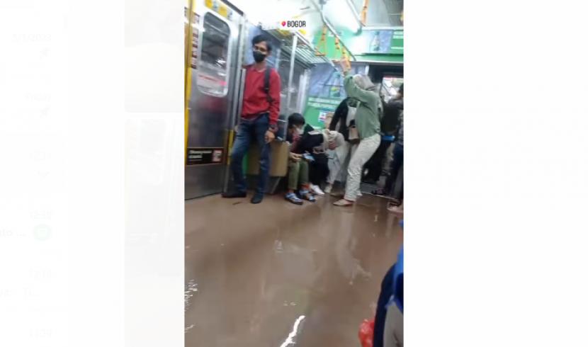 Seorang netizen mengunggah adanya genangan di dalam kereta api KRL.