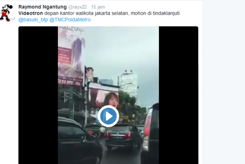 Seorang netizen mengunggah foto v ideotron di persimpangan Jalan Prapanca Raya yang menayangkan video porno, Jumat (30/9).