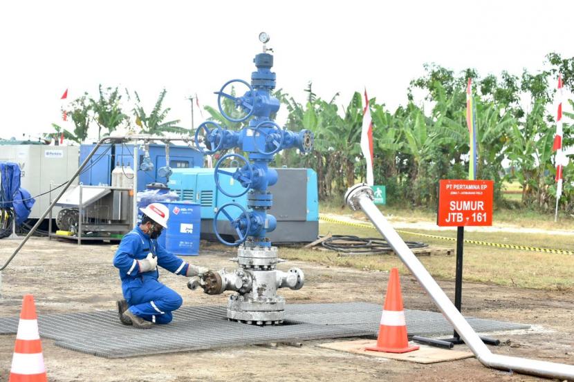 Seorang operator memeriksa Sumur JTB - 161 di Lapangan Jatibarang Pertamina EP Zona 7, Jawa Barat, Rabu (26/10/2022). Kementerian Energi dan Sumber Daya Mineral (ESDM) menargetkan peningkatan cadangan minyak dan gas bumi (migas) hingga 10 persen melalui implementasi Enchanced Oil Recovery (EOR).