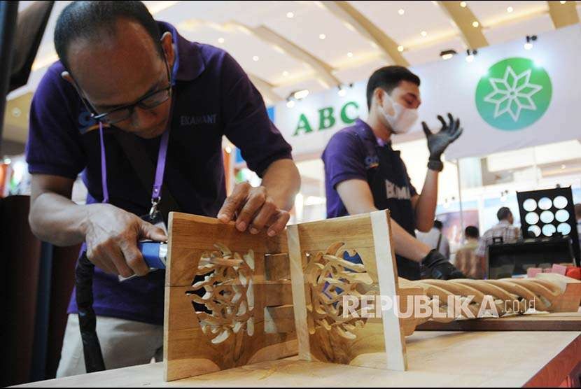 Seorang operator mesin mendemokan mesin penghalus kayunya pada acara pameran International Furniture Manufacturing Components Exhibition (IFMAC) dan pameran Woodworking Machinery (WOODMAC) di Jiexpo Jakarta, Rabu (26/9). 