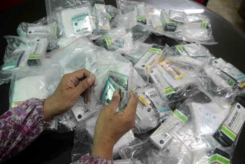 Seorang Panitia Pelaksana Ibadah Haji ONH plus tengah menyiapkan obat-obatan yang diperlukan jamaah calon haji (Ilustrasi)