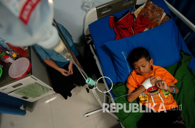 Seorang pasien anak penderita DBD menjalani perawatan di Rumah Sakit Mitra Siaga, Kabupaten Tegal, Jawa Tengah, Senin (6/4/2020). Ksus DBD diprediksi akan terus meningkat sepanjang 2022 ini.