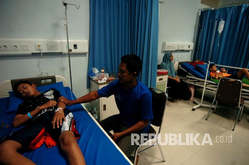 Seorang pasien anak penderita DBD ilustrasi. Anggota Dewan Perwakilan Rakyat Daerah (DPRD) Kota Tangerang Selatan (Tangsel) meminta Pemerintah Kota Tangsel untuk lebih memperhatikan kondisi kelayakan drainase perkotaan di Tangsel. 