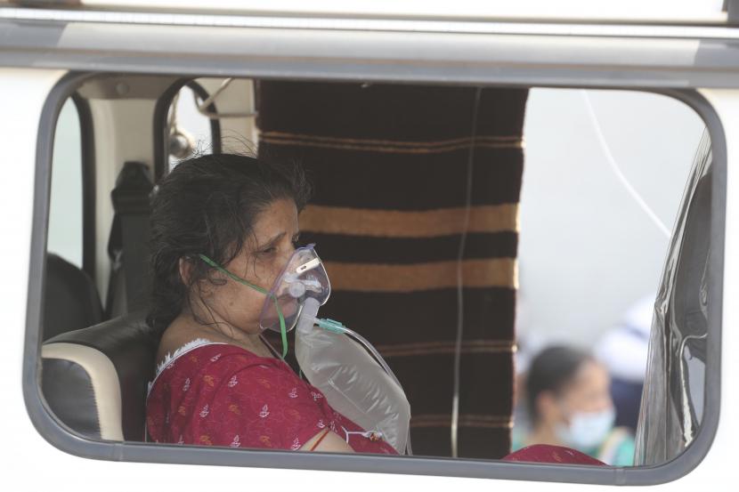 Seorang pasien Covid-19 menunggu di dalam ambulans untuk dirawat dan dirawat di rumah sakit pemerintah khusus Covid-19 di Ahmedabad, India, Kamis, 22 April 2021. (ilustrasi)