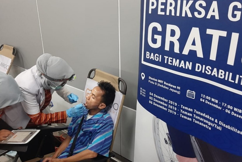 Seorang pasien dengan disabilitas tunarungu sedang menjalani pemeriksaan gigi gratis di Stasiun MRT Bundaran HI, Jakarta, Rabu (4/12).