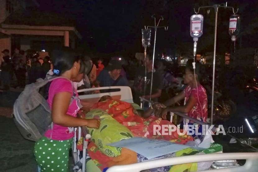 Seorang pasien dievakuasi dari rumah sakit setelah gempa kuat di Poso, Sulawesi Tengah, Jumat (28/9).