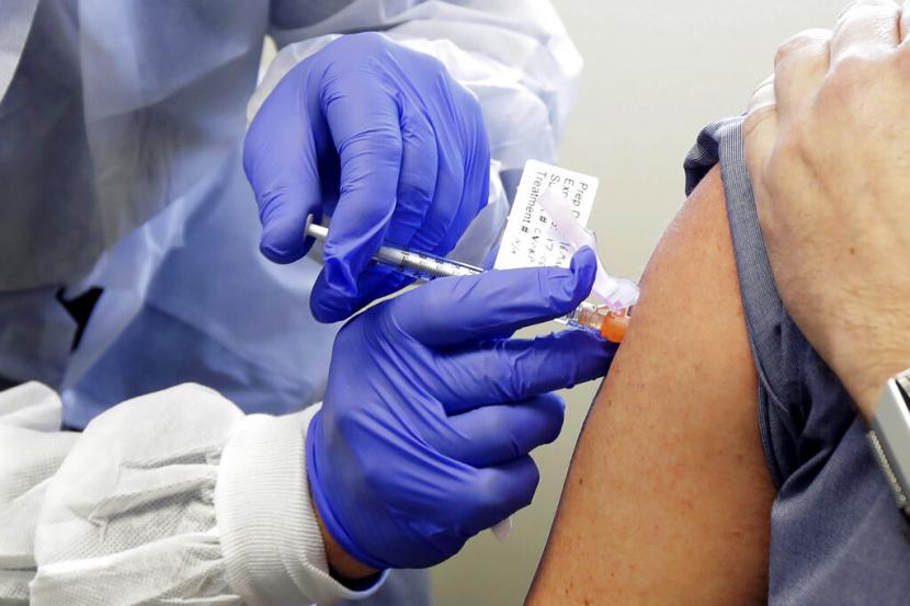   Seorang pasien menerima uji coba vaksin yang berpotensi menjadi vaksin Covid-19. Ilustrasi.