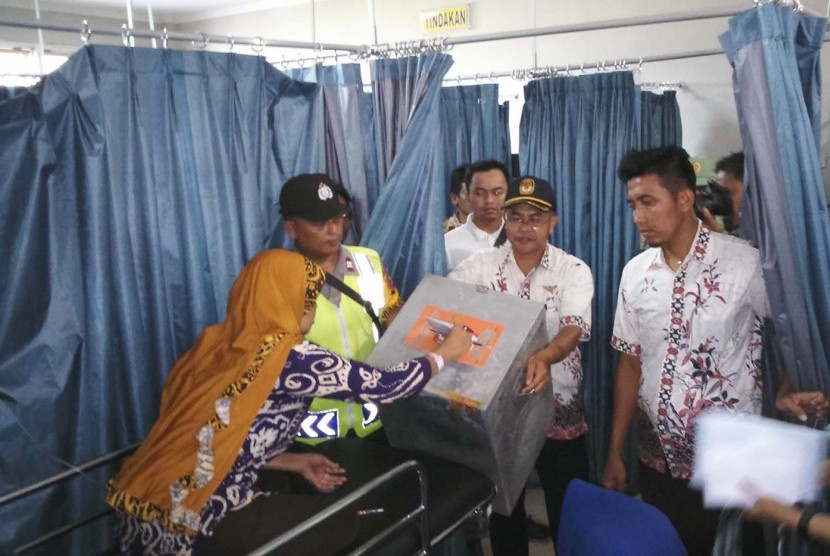 Seorang pasien menggunakan hak pilihnya dalam pilkada Kabupaten Tasikmalaya di RSUD Singaparna Medika Citrautama, Rabu (9/12).