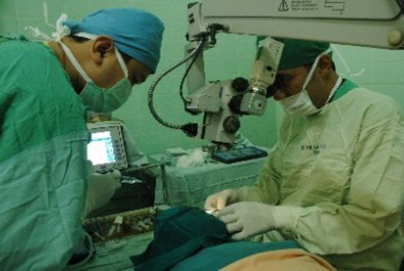 Seorang pasien menjalani operasi katarak (ilustrasi).