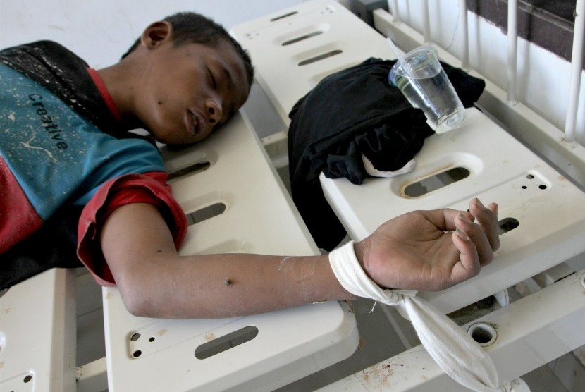 Seorang pasien terbaring di ruang isolasi Rumah Sakit Jiwa Kendari dalam kondisi tak sadarkan diri usai mengkonsumsi obat jenis somadril dan tramadol berlebihan di Kendari, Sulawesi Tenggara, Kamis (14/9).