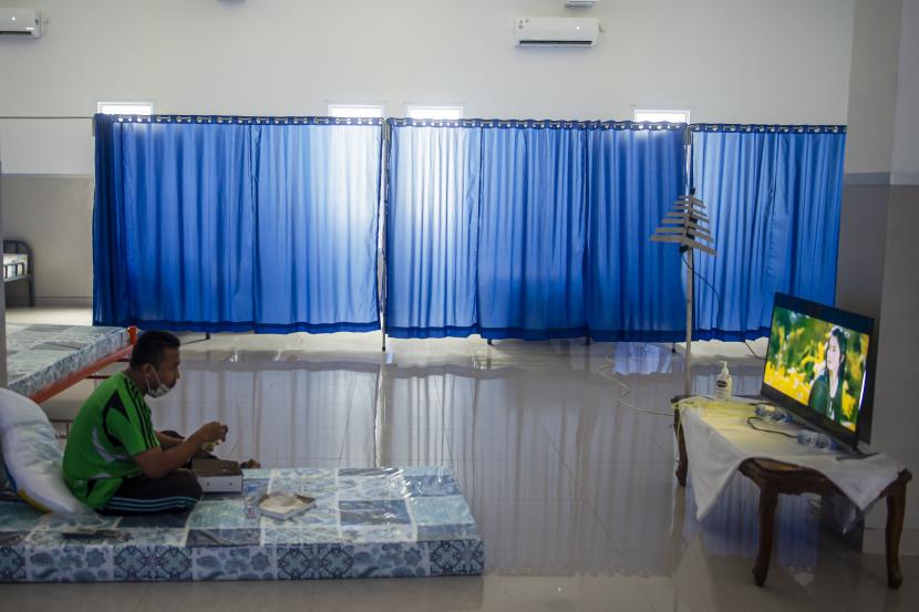 Seorang pasien yang terkonfirmasi positif COVID-19 dengan gejala ringan menyantap hidangan makan di ruang isolasi di Rumah Sakit Darurat Pangkalan Marinir Jakarta, Sabtu (10/7/2021). Rumah sakit darurat yang telah beroperasi sekitar tiga minggu tersebut mampu menampung sekitar 500 orang pasien dari militer maupun umum yang terpapar COVID-19 dengan gejala ringan yang merupakan rujukan dari RSAL Mintohardjo Jakarta akibat tingginya tingkat penularan COVID-19.