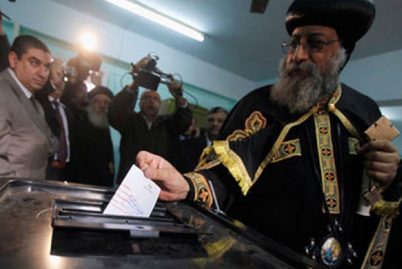 Seorang pastor Gereja Koptik memberikan suara di Kairo dalam Referendum putaran pertama pada Sabtu (15/12/2012)