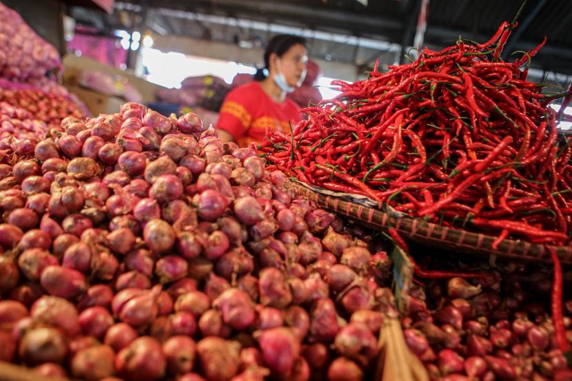  Harga Cabai di Agam Kini Juga Rp 100 Ribu. Foto:  Seorang pedagang bawang dan cabai menunggu pembeli di Pasar Induk Tanah Tinggi, Kota Tangerang, Banten, Senin (12/9/2022). Kementerian Keuangan memperkirakan inflasi pada September 2022 secara bulanan mencapai 1,38 persen (month-to-month/mtm) akibat naiknya harga bahan bakar minyak (BBM). 