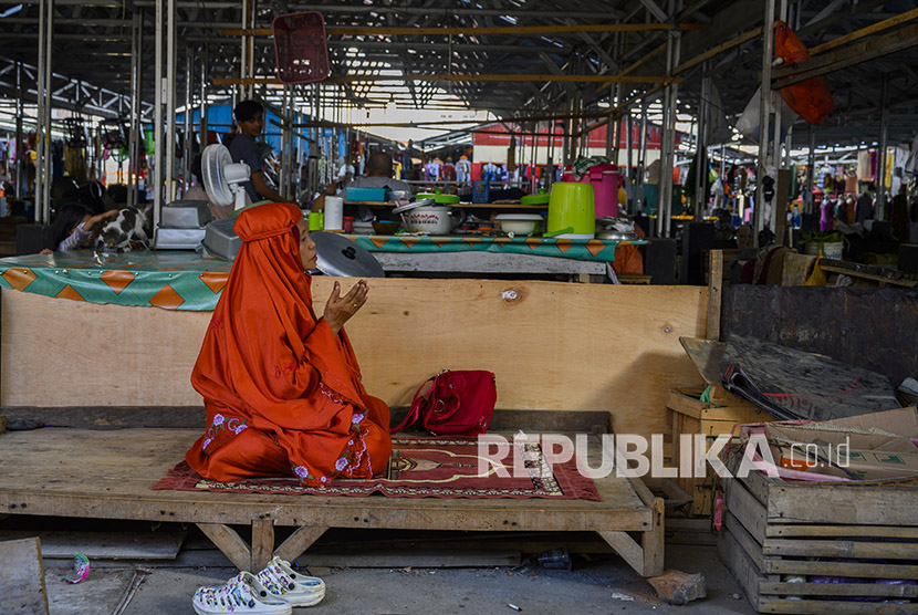 Seorang pedagang berdoa usai melaksanakan shalat di salah satu los Pasar Tradisional Masomba Palu, Sulawesi Tengah, akhir Maret lalu. Pada H+2 Lebaran, pusat perbelanjaan di Kota Palu masih lengang.