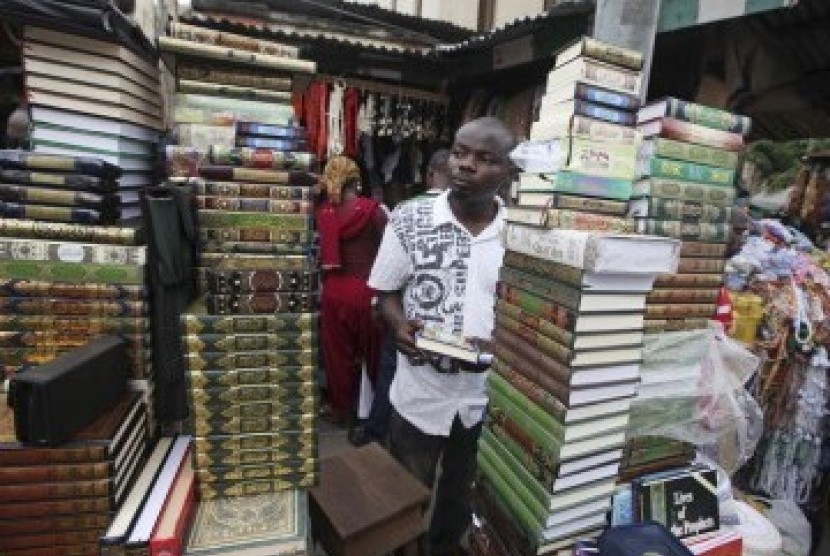Seorang pedagang buku di depan kiosnya di Masjid Raya Lagos, Nigeria