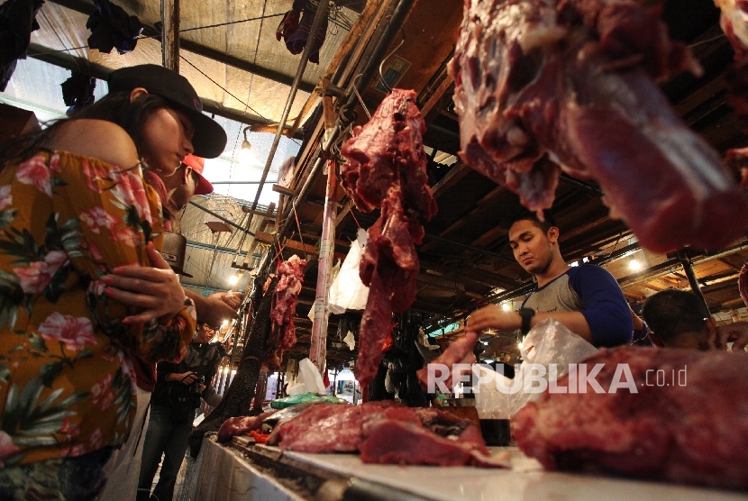  Seorang pedagang daging sapi menanti pembeli di pasar (ilustrasi)