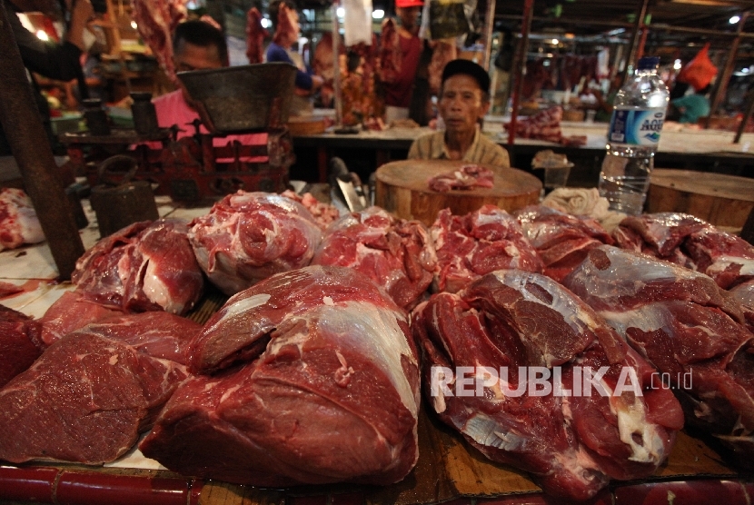 Seorang pedagang daging sapi menanti pembeli di pasar Senen, Jakarta, Rabu (28/6). 