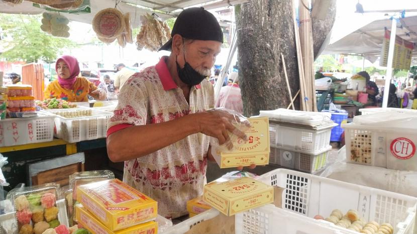 Seorang pedagang kaki lima (ilustrasi). Pemerintah Kota (Pemkot) Palu, Sulawesi Tengah, terus berbenah menata kawasan-kawasan ekonomi untuk menampung para Pedagang Kreatif Lapangan (PKL).