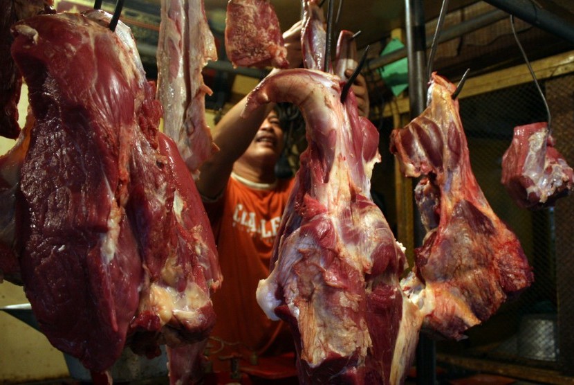 Seorang pedagang melayani pembeli daging sapi di pasar tradisional. (Ilustrasi)