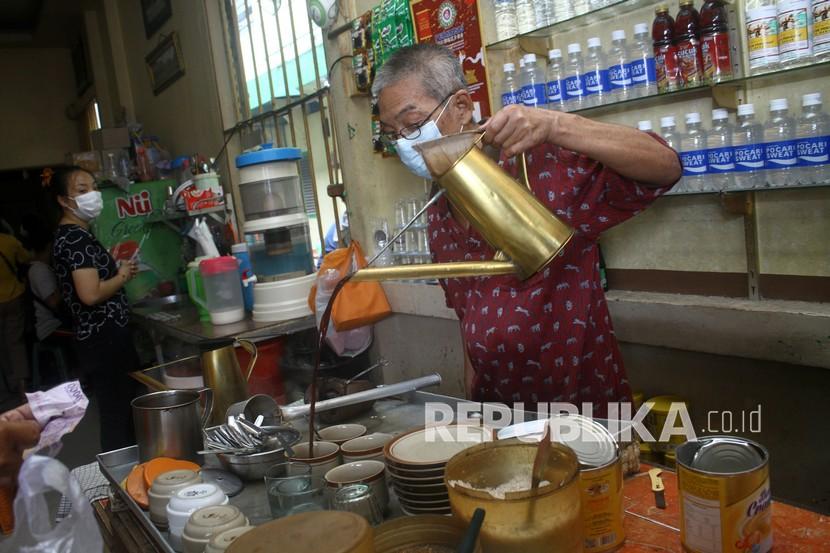Seorang pedagang membuat minuman kopi untuk dihidangkan kepada pengunjung di sebuah warung kopi (warkop). Pelaku usaha kopi di Rejang Lebong, Bengkulu, diajak mendirikan Warung Kopi (Warkop) Digital.