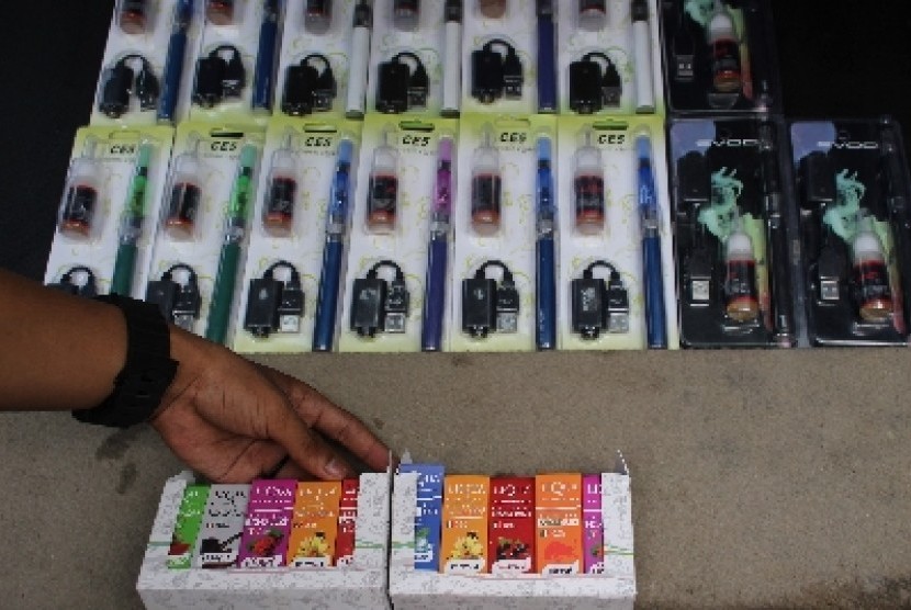 Seorang pedagang memperlihatkan rokok elektrik dagangannya di Jalan Dr Mansyur Medan, Sumut, Selasa (2/12). Rokok elektrik yang bisa dibeli dengan isi ulang tersebut kini banyak digemari masyarakat yang dijual dengan harga Rp 150 ribu - Rp 180 ribu (tergan