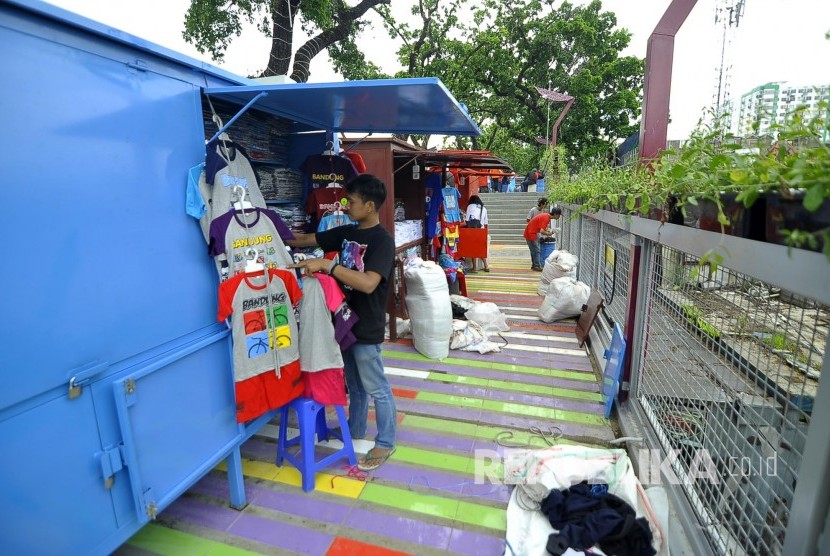 Seorang Pedagang menata barang dagangannya disalah satu kios di Teras Cihampelas (Skywalk), Kota Bandung, Rabu (1/2). 