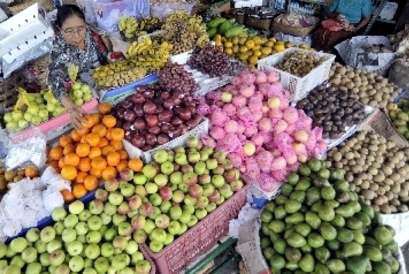 Seorang pedagang menata berbagai jenis buah impor (ilustrasi).