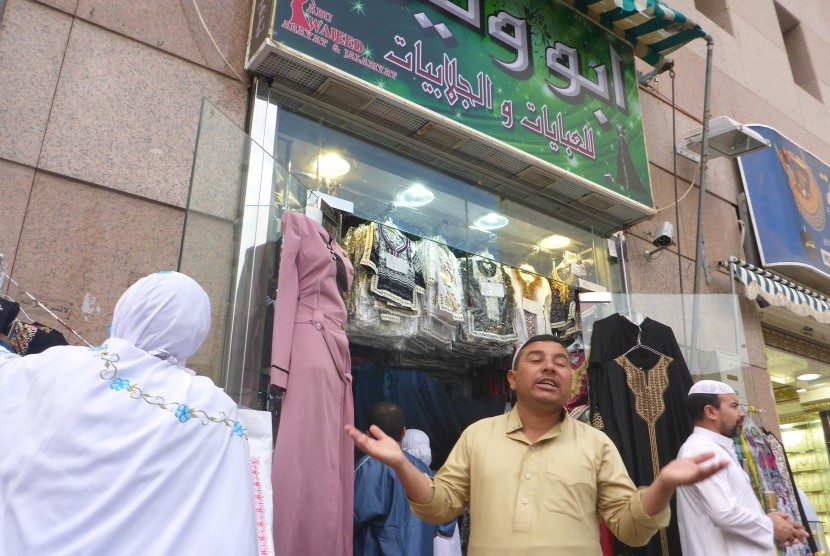Dewan Saudi Tunda Bahas Usul Buka Toko Selama Waktu Sholat. Seorang pedagang menawarkan barangan dagangannya di toko sekitar Masjid Nabawi, Madinah, Arab Saudi, Kamis (3/8).