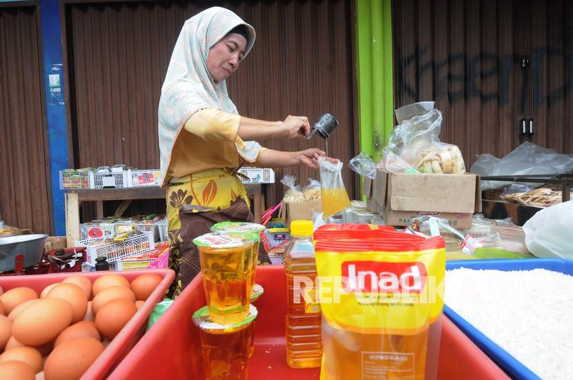 Seorang pedagang mengemasi minyak goreng curah di pasar (ilustrasi). Disperindag Sumatra Utara mengakui minyak goreng masih langka di pasar.
